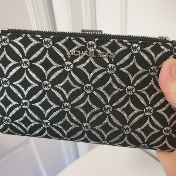 MICHAEL KORS Jet Set Double Zip Cell Phine Wallet Black & Silver - Picture 10 of 10